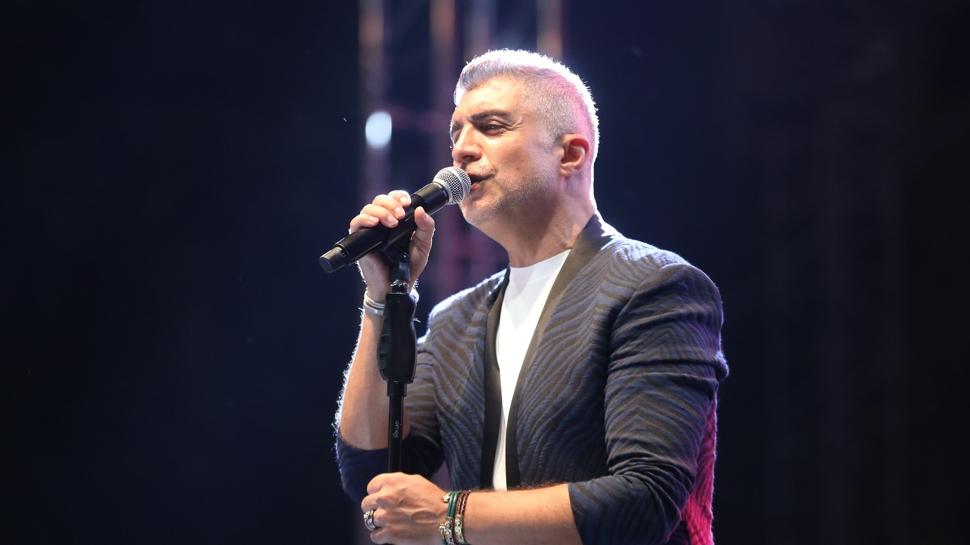 Özcan Deniz sahnede hayranlarıyla dertleşti! Meğer o şarkısı...