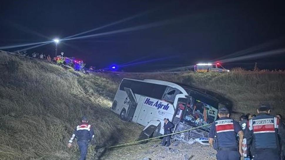 Amasya’da kontrolden çıkarak tarlaya giren yolcu otobüsündeki 24 kişi yaralandı