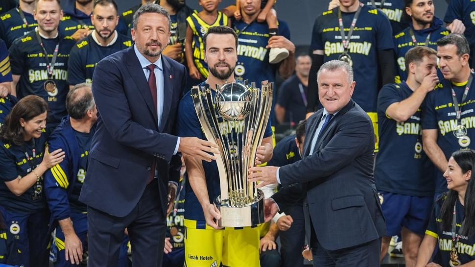 Bakan Bak'tan Fenerbahçe Tarfin'e tebrik