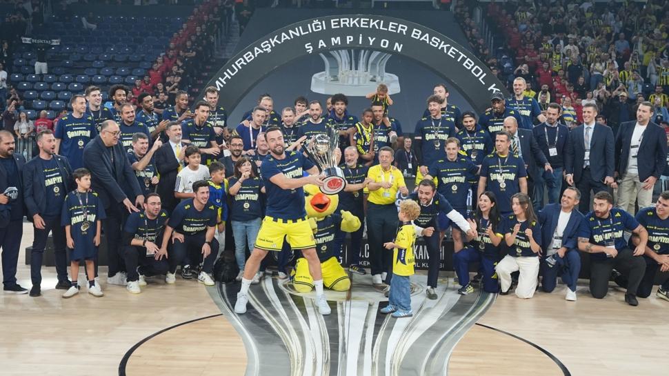 Fenerbahçe Tarfin kupasına kavuştu! Coşkulu kutlama