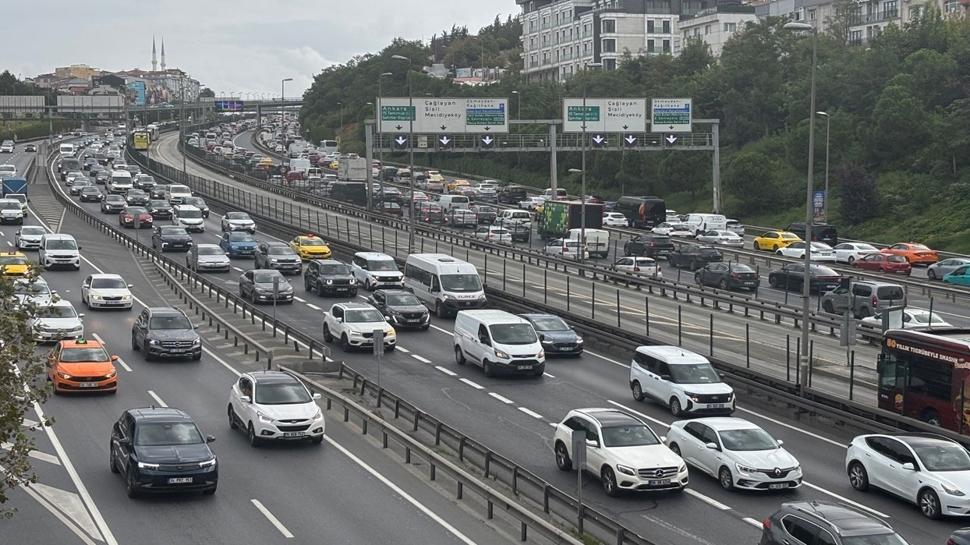 İstanbul'da sabah kabusu! Trafik yüzde 70'e ulaştı, İETT seferleri iptal edildi