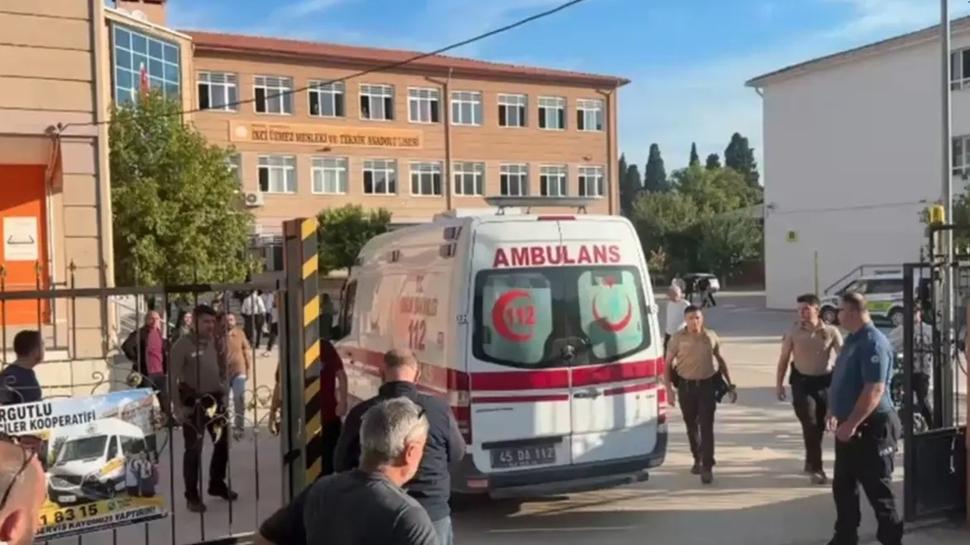 Manisa Turgutlu'da lisenin önünde silahlı saldırı: Yaralı öğrenciler var