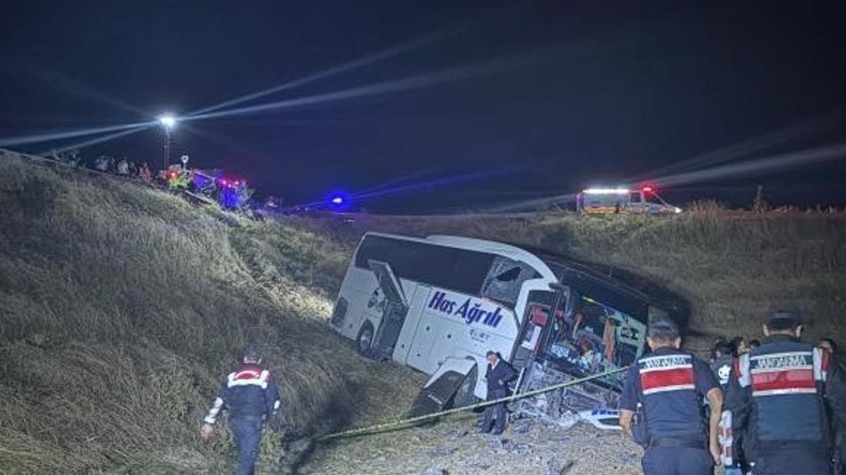 Amasya'da kontrolden çıkarak tarlaya giren yolcu otobüsündeki 24 kişi yaralandı