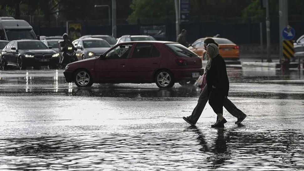 Trafik durma noktasına geldi: Ankara sokaklarını su bastı, araçlar yolda kaldı