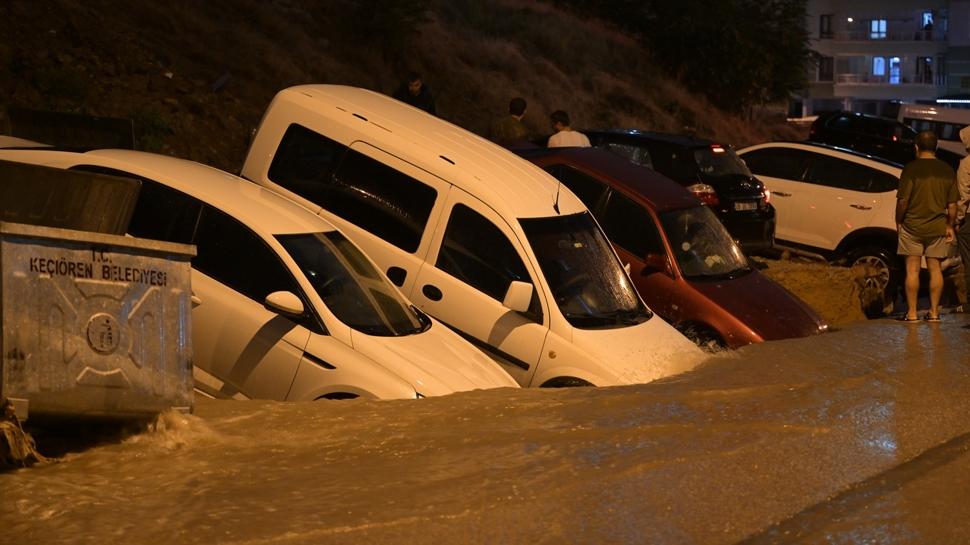 Ankara'da yollar sel sularına teslim! Keçiören'de araçlar suya gömüldü