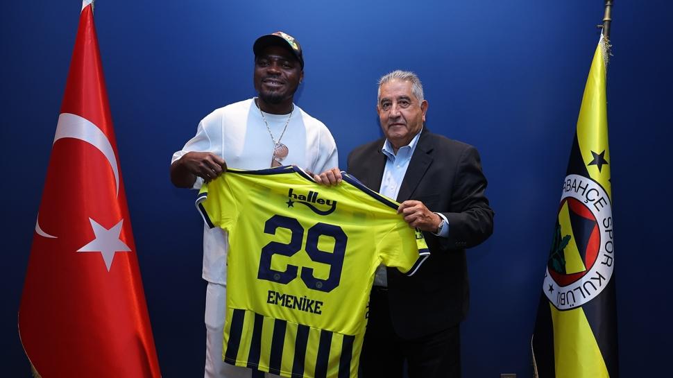 Emenike, Fenerbahçe'yi ziyaret etti