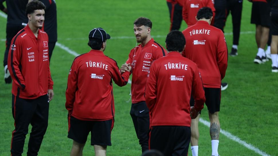 A Milli Futbol Takımı, Kocaeli Stadı'nda yürüyüş yaptı