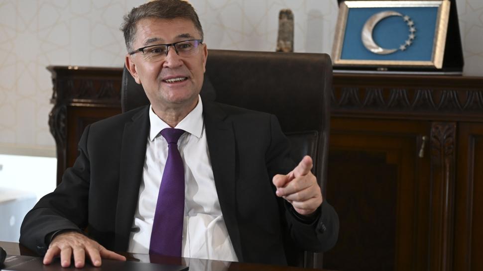 Dilimize sahip çıkmak zorundayız