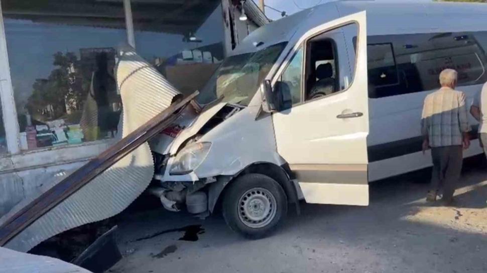 Kontrolden çıkan işçi servisi dükkana daldı: 10 yaralı