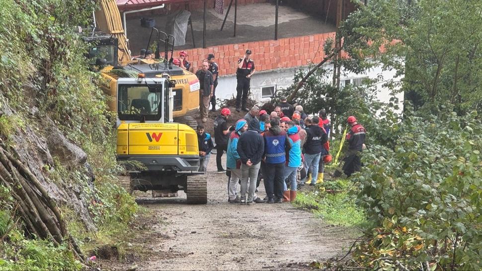 Trabzon'da heyelan! Toprak altında kalan kişi aranıyor