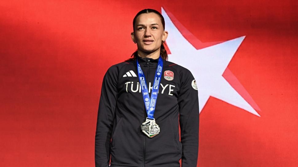 Hatice Akbaş madalyasını aldı!