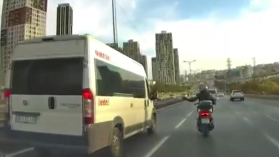 Aracını motosikletlinin üzerine sürdü: O servis şoförü yakalandı