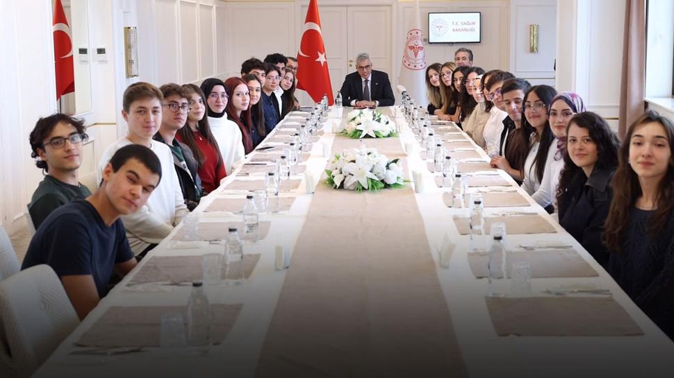Bakan Memişoğlu tıp dereceyle giren öğrencilerle buluştu