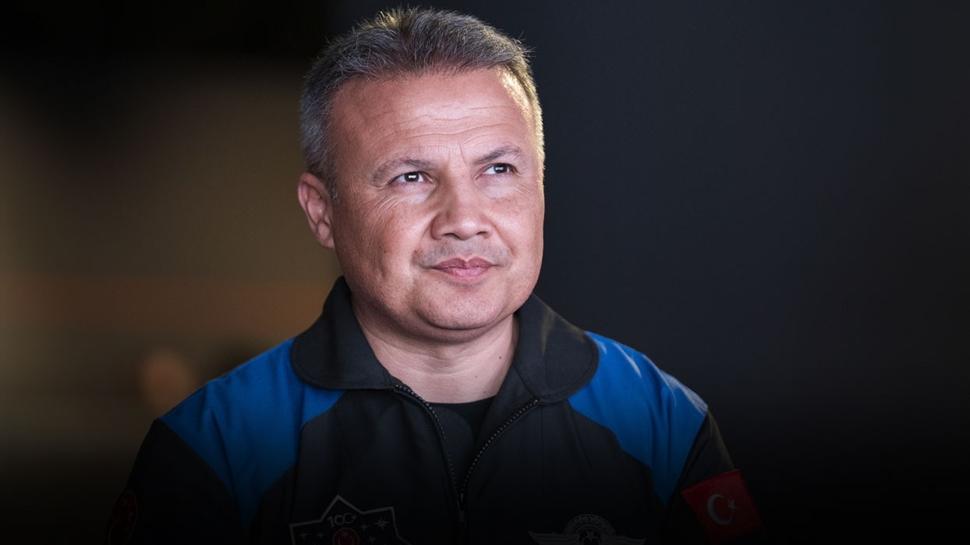 Gezeravcı gençliğe seslendi: "Hayal ettiğimiz her şeyin toprakla buluştuğu noktadayız"