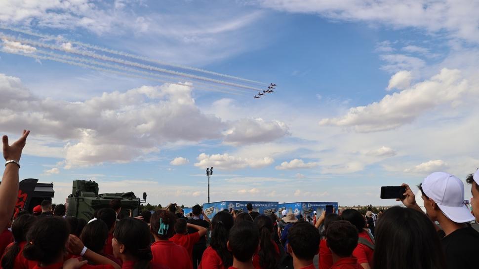 Türk Yıldızları, TEKNOFEST Güneydoğu'da gösteri uçuşu yaptı