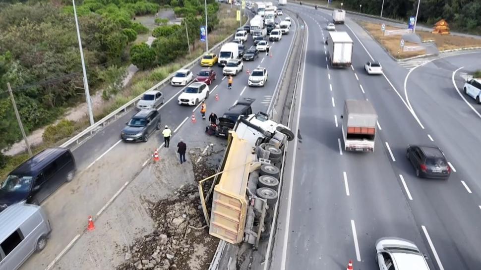 Devrilen kamyonun molozları yola saçıldı! Kilometrelerce kuyruk oluştu
