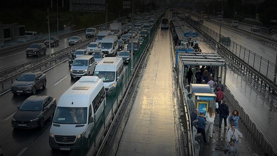 İstanbul yağışla beraber sıkıştı: Trafik yoğunluğu yüzde 81'e çıktı