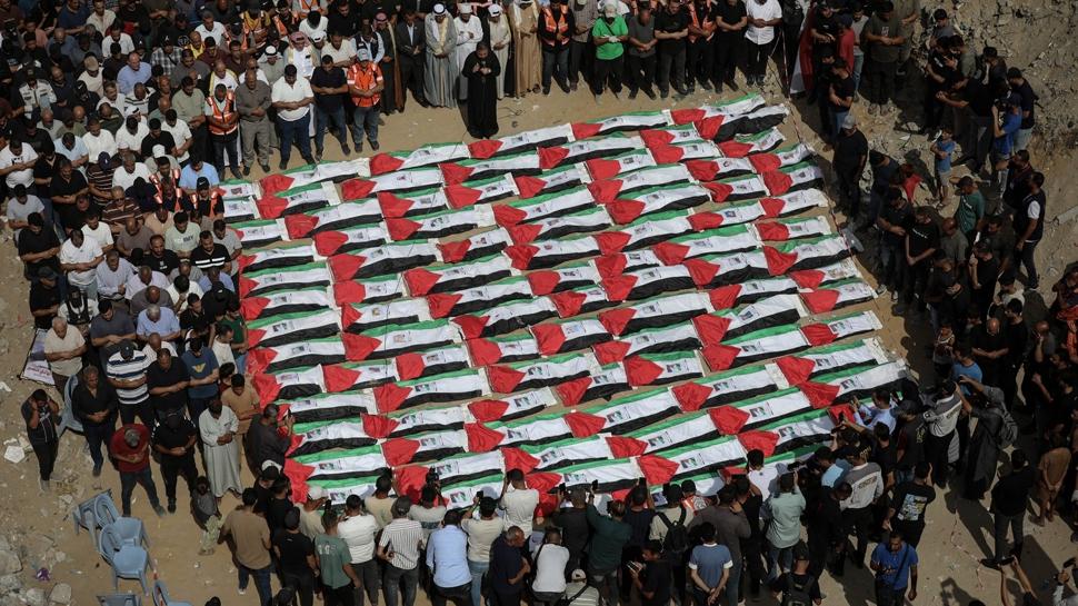 Soykırımcı İsrail'in öldürdüğü 105 Filistinli son yolculuğuna uğurlandı