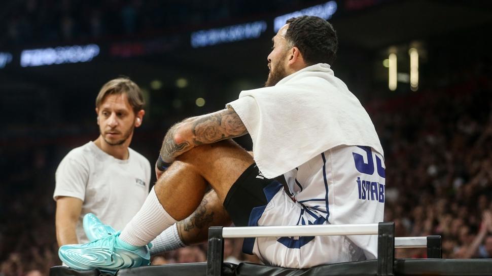 Sedyeyle oyundan çıkmıştı! Anadolu Efes'e Mike James'ten kötü haber