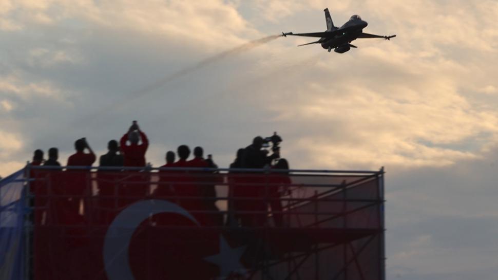 SOLOTÜRK Şanlıurfa semalarını inletti! Vatandaşlar selamlama uçuşunu coşkuyla alkışladı