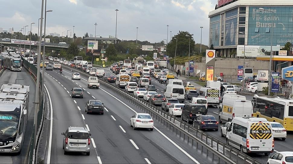 Yağmur bastırdı, ulaşım durma noktasına geldi: Megakentte haftanın son gününde çileli mesai bitimi