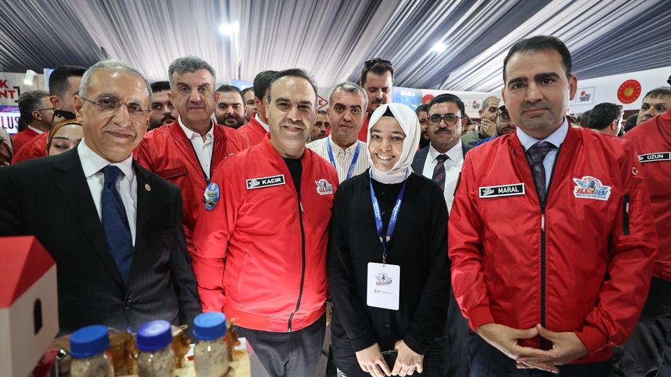 Bakan Kacır, TEKNOFEST Güneydoğu'da stant ziyaretlerine devam etti