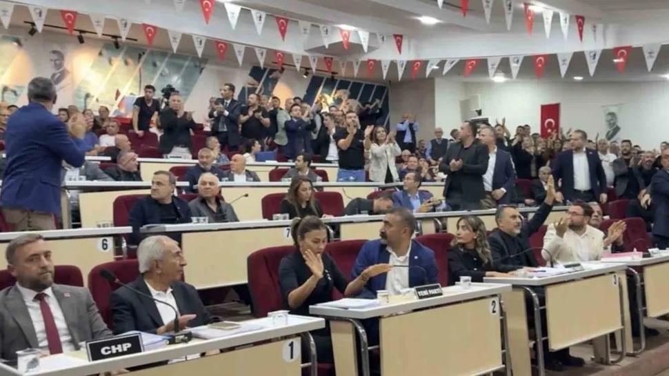 CHP'nin Çiğli'de hizmet hazımsızlığı! AK Parti'ye geçen Başkan Yıldız'a şişe fırlattılar