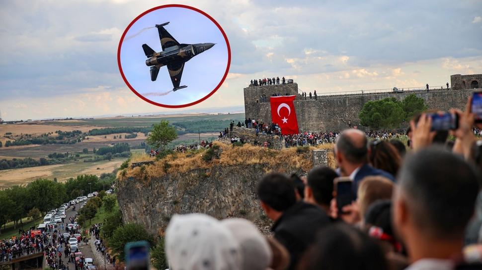 Göklerin çelik kanatları Diyarbakır'da! Vatandaşlar SOLOTÜRK'ü bayraklarla karşıladı