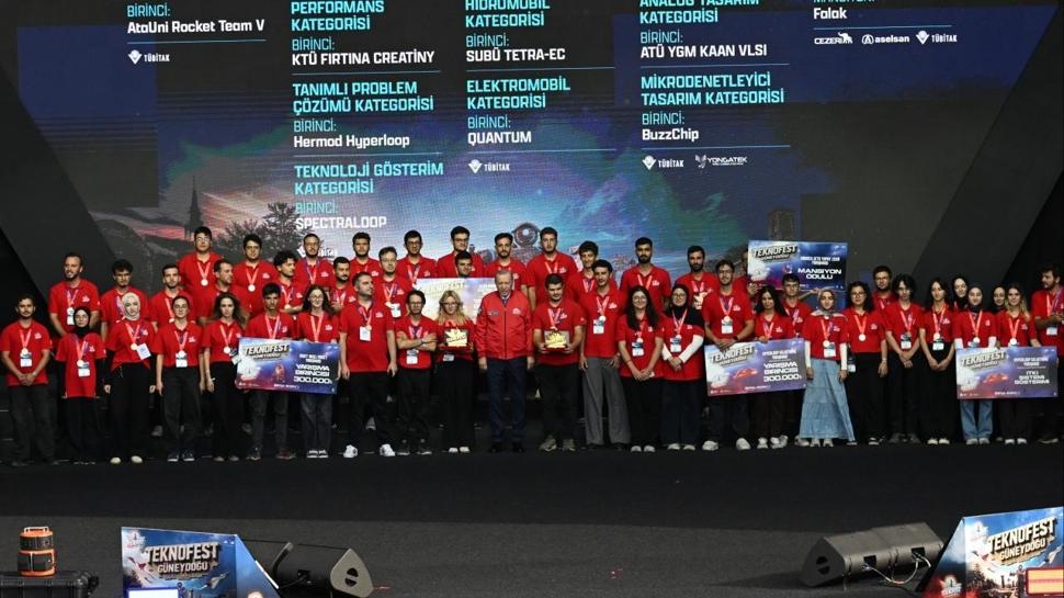 TEKNOFEST Güneydoğu'da şampiyonlar belli oldu: Dereceye giren gençlere ödüllerini Başkan Erdoğan verdi