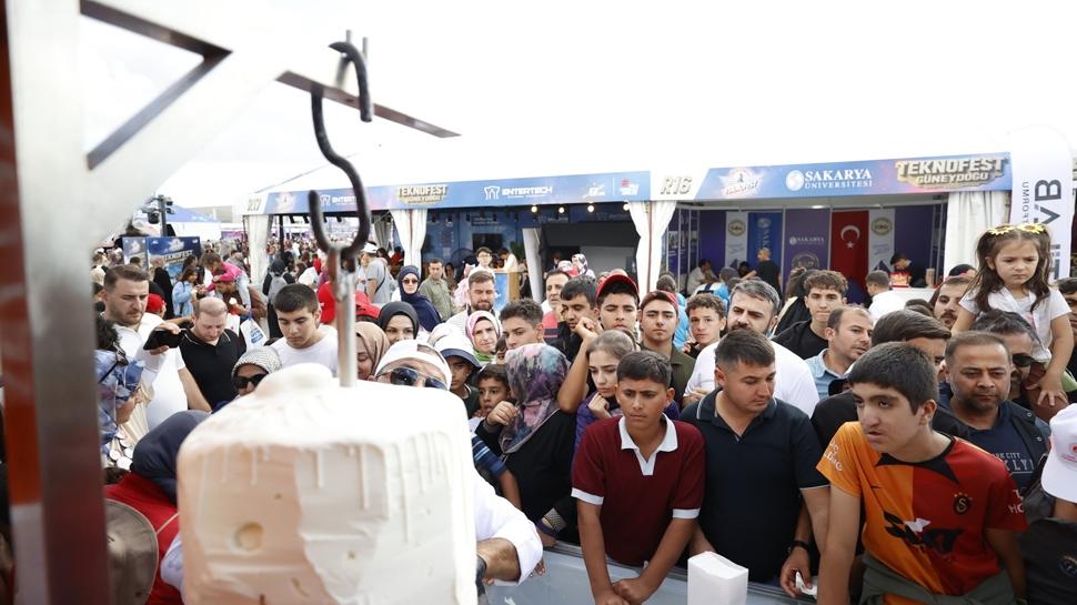 TEKNOFEST'te 100 kilogram Kahramanmaraş dondurması dağıtıldı