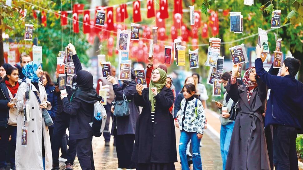 Edebiyatın kalbi 11 Ekim'e kadar bu fuarda atacak! Kocaeli'de çınarlar yine kitap açtı