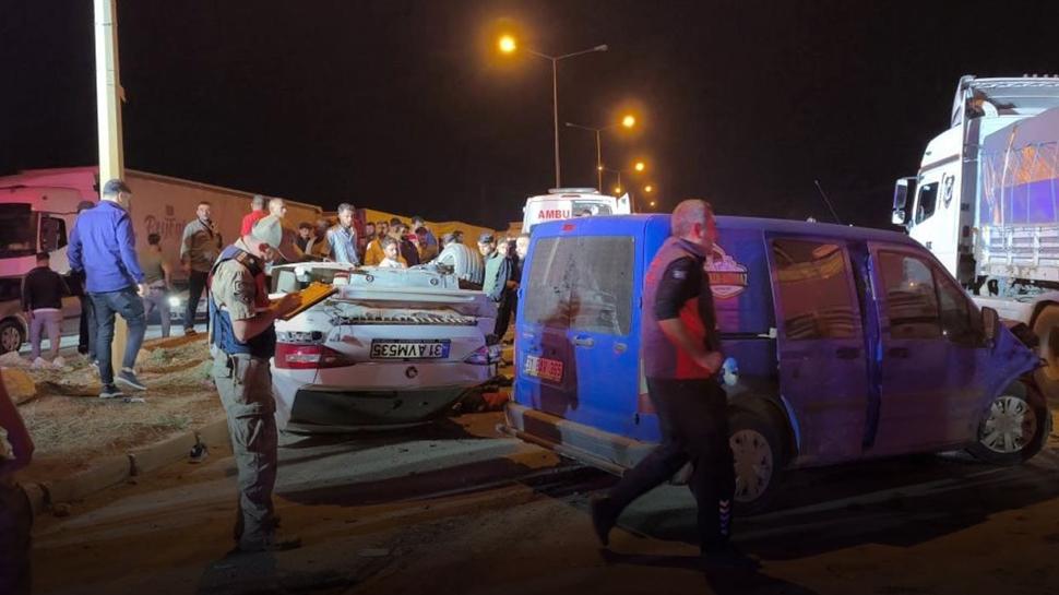 Hatay'da feci kaza: Araçla tır birbirine girdi, 6 kişi yaralandı