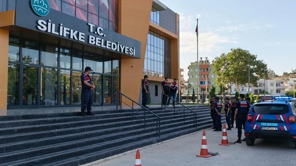 Silifke Belediyesi'ne yolsuzluk operasyonu: İki başkan yardımcısı gözaltında