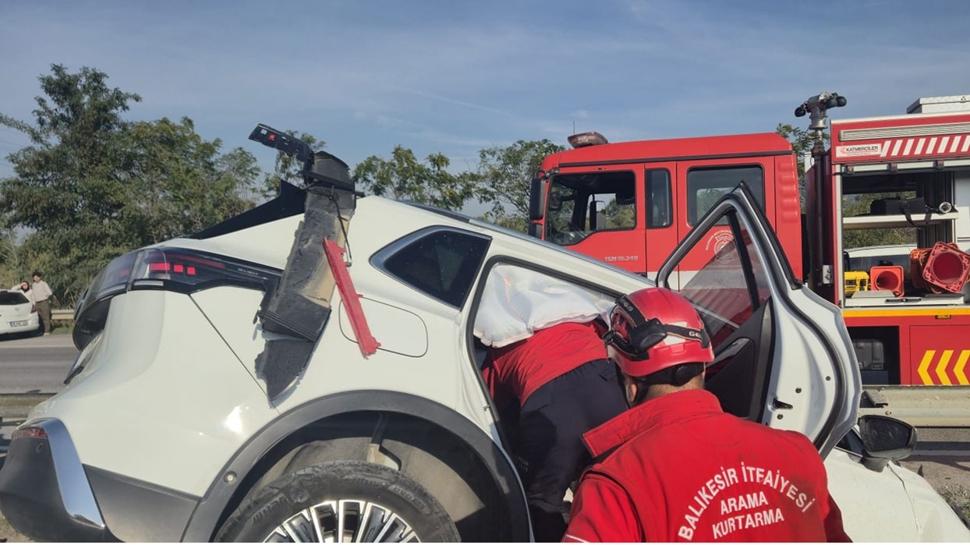 Balıkesir'de feci kaza: Otomobil bariyerlere girdi