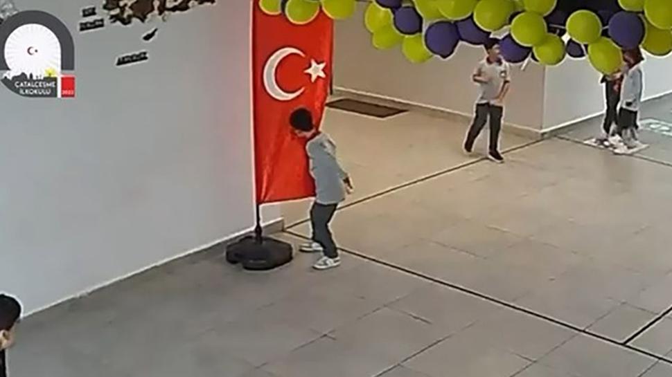 Elazığ'da yüreklere dokunan anlar: Koşarken fark etti, bayrağı öpmeden geçmedi