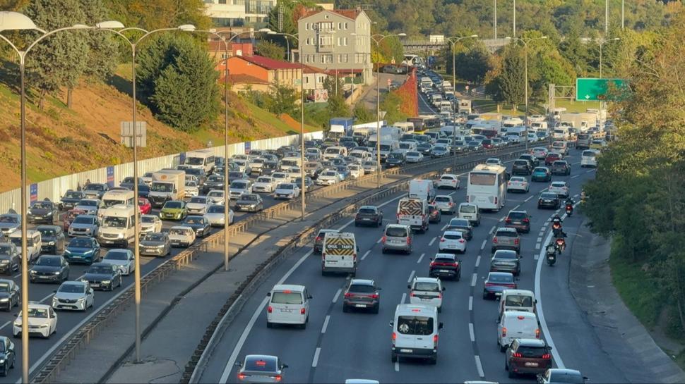 Mesai bitimi İstanbul kilitlendi: Araçlar güçlükle ilerledi