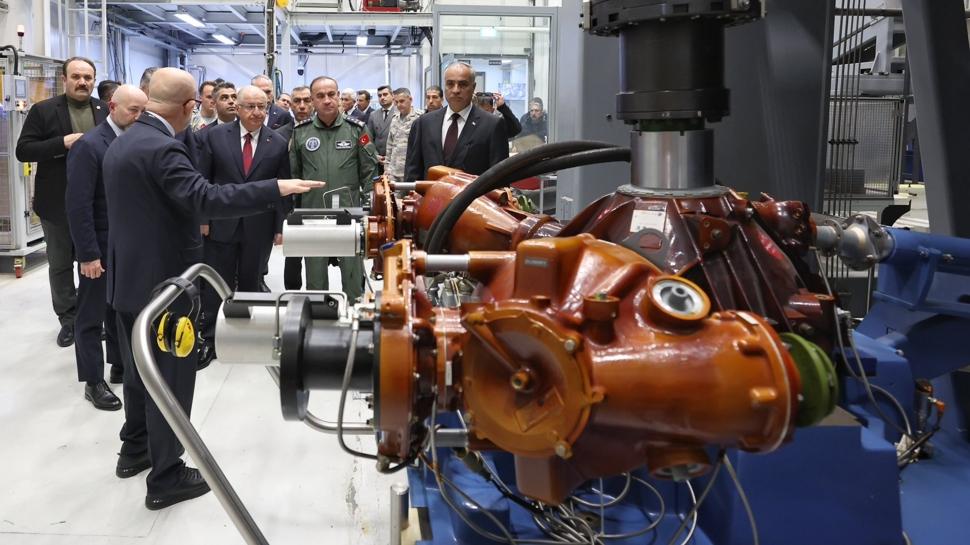 Bakan Güler, Alp Havacılık'ı ziyaret etti