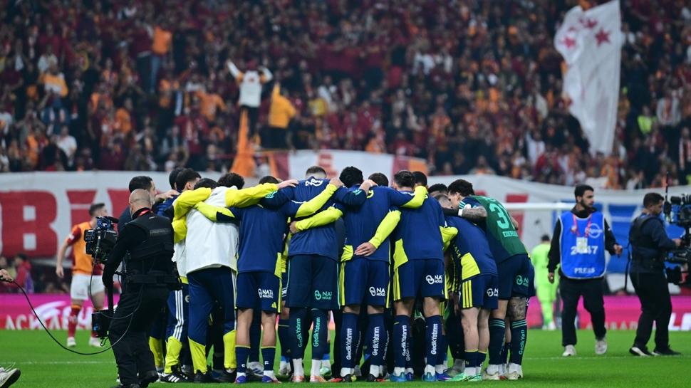 Fenerbahçe maç öncesi sahada toplandı