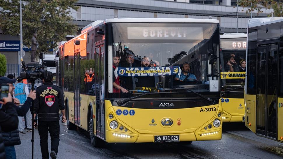 Fenerbahçe taraftarı, derbi öncesi RAMS Park'a hareket etti