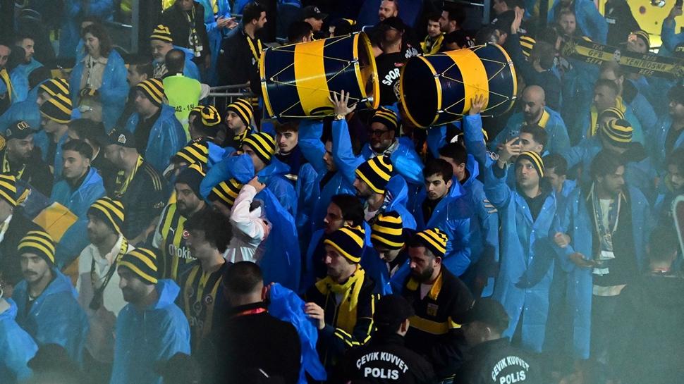 Fenerbahçe'den derbi için taraftara yağmurluk ve bere