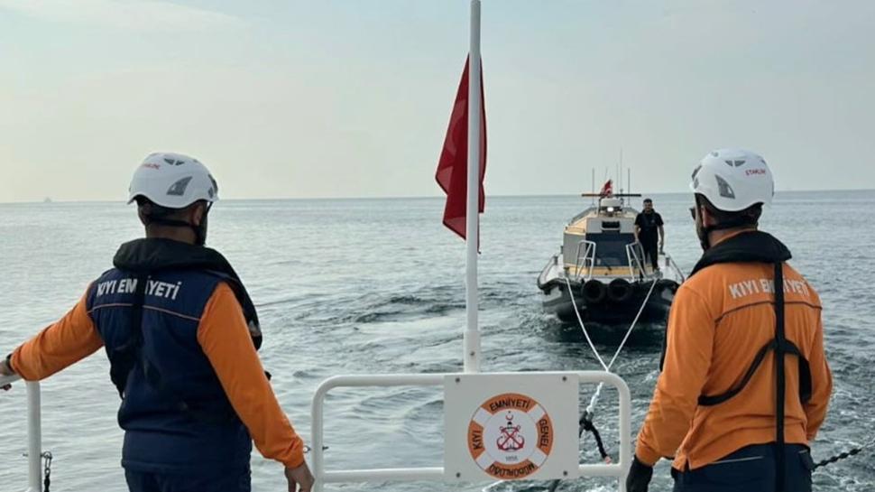 Kadıköy önlerinde sürüklenen tekne kurtarıldı