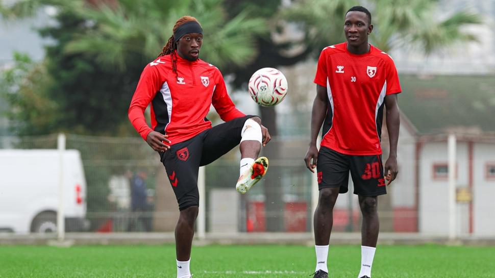 Samsunspor, Başakşehir maçı hazırlıklarını çift antrenmanla sürdürdü