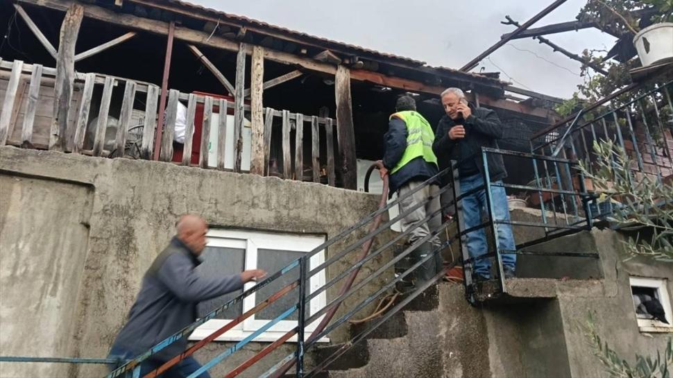 Benzinle odun yakmak istedi: Köy evi küle döndü