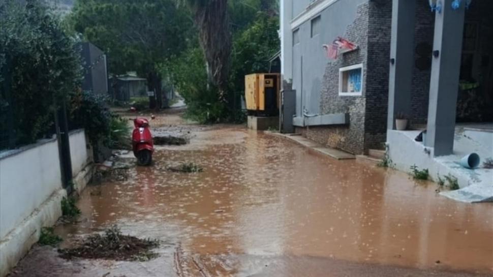 Mersin'de sağanak: Ev ve iş yerlerini su bastı
