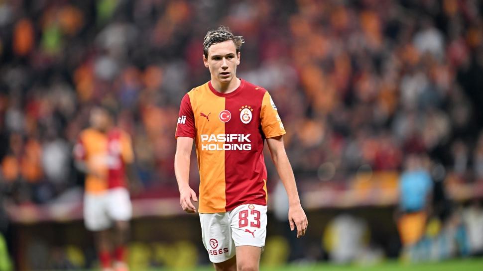 Batrakov Ballon d'Or'u kazanır