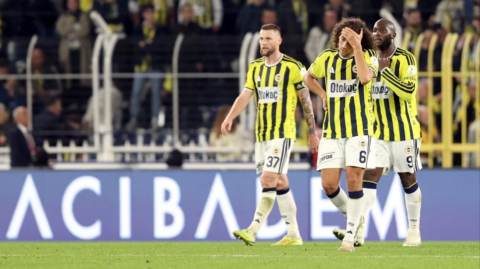 Fenerbahçe bir kez daha öne geçtiği maçta puan kaybı yaşadı