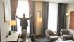 Otel odalar�ndaki perdeler neden kal�n ve a��r? Me�er tek sebebi ����� kesmek de�ilmi�!