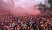 Arsenal, �ampiyonlu�unu taraftarlar�yla kutlad�