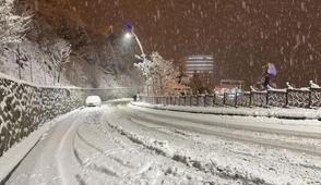 Yeni dalgayla donaca��z! Kar kap�ya dayand�