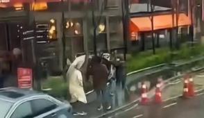 Beyo�lu'nda devrilen tabelan�n alt�nda kald�